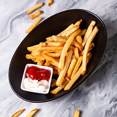 Pommes mit Ketchup und Mayo