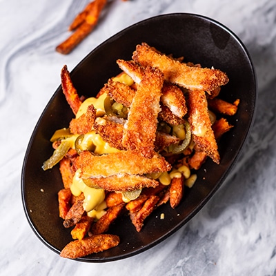Süßkartoffelpommes mit Chicken Chilli Cheesesoße