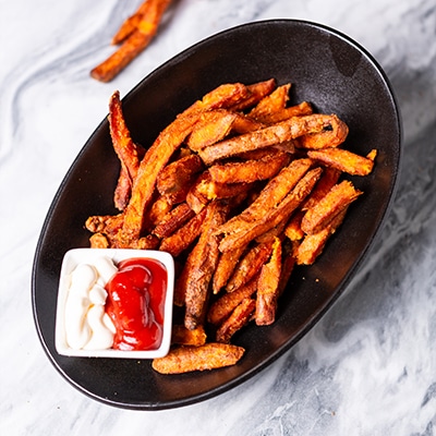 Süßkartoffelpommes mit Ketchup und Mayo
